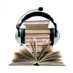 A képen egy könyv látható, melyen fülhallgató van elhelyezve