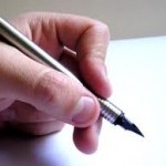 A képen egy kéz látható, amely tollat tart