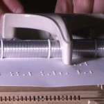 Braille-írógépet láthatunk a képen