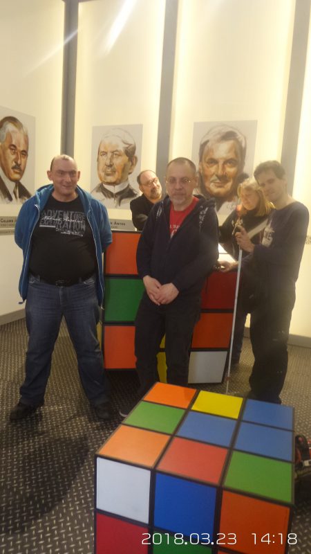 A látógatók két hatalmas Rubik kocka között állnak