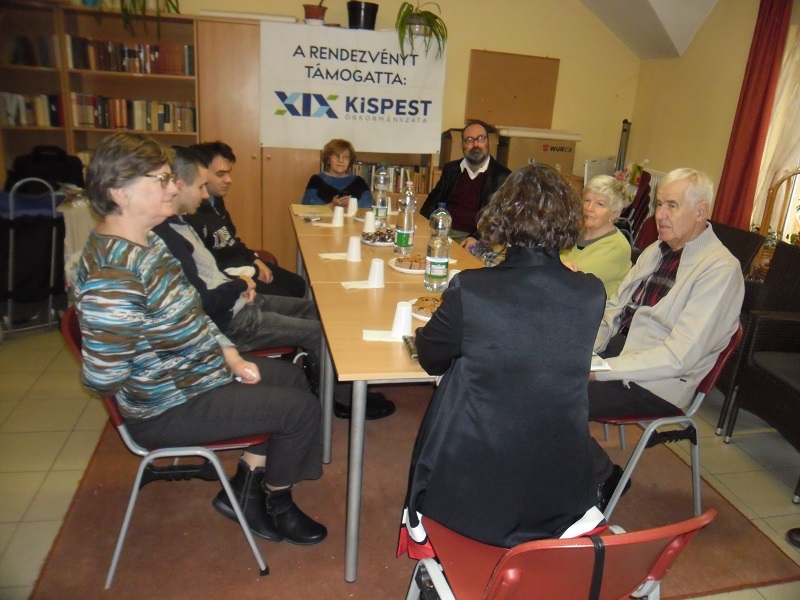 A képen a kispesti klub tagjai láthatóak egy asztal körül és Mohay Orsolyát hallgatják