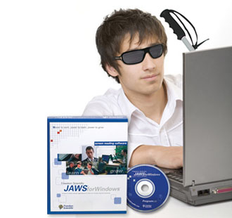 A képen egy vak férfi látható, aki ey képernyőfelolvasót használ a számítógépe kezeléséhez