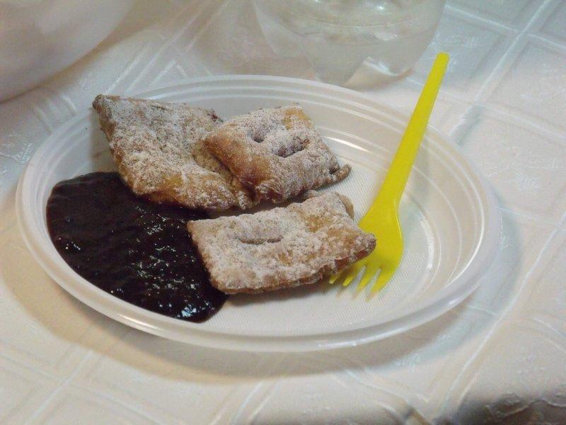 A képen egy tál előétel látható műanyag tányérban