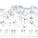 A képen játékhoz használt Braille-felirattal is ellátott kockák láthatóak