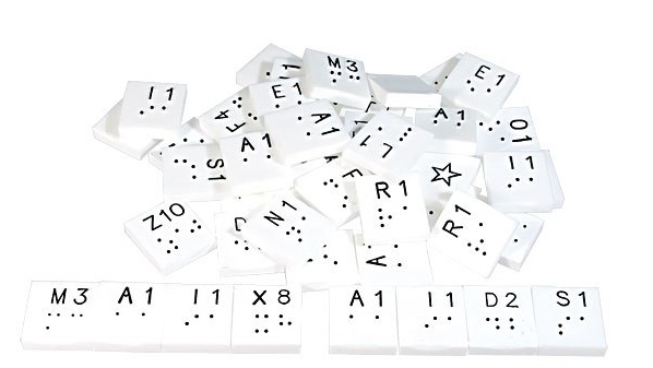 A képen játékhoz használt Braille-felirattal is ellátott kockák láthatóak