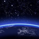 A képen a Föld bolygónk íve látható, amint megjelennek felette a világűrben látható csillagok
