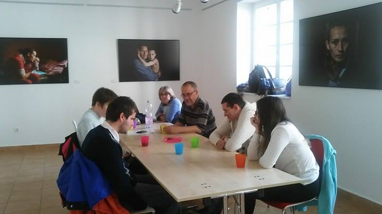 A fényképen az látható, amikor a klubnap résztvevői egy asztal köré ülve beszélgetnek