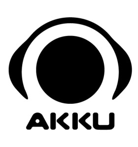 A képen az AKKU Egyesület logója látható, mely egy fejen lévő fülhallgató