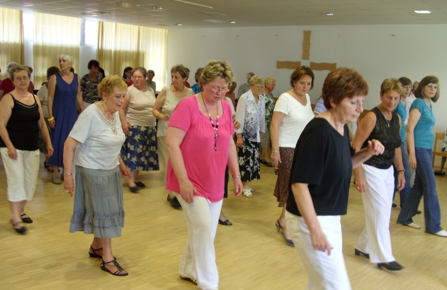 A képen az látható, amint idősek kipróbálják ezt a táncot