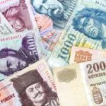 A képen magyar bankjegyek láthatóak. Pénzfelvétel beszélő bankautomatából