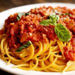 A képen egy tál finom bolognai spagetti látható