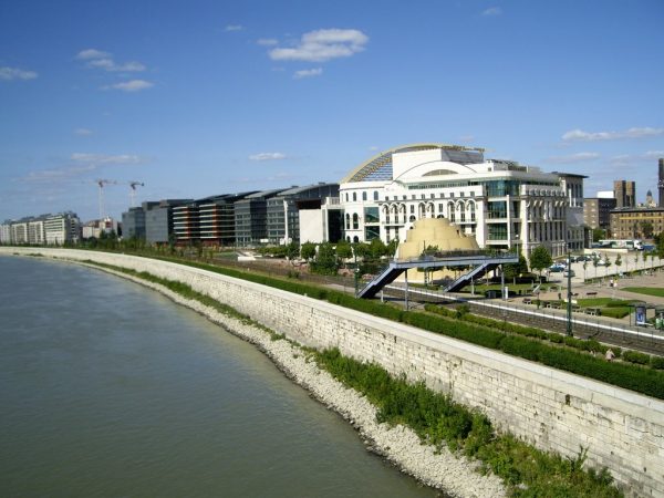 A képen a Petőfi hídtól délre eső ferencvárosi Dunapart látható, a Nemzeti Színházzal