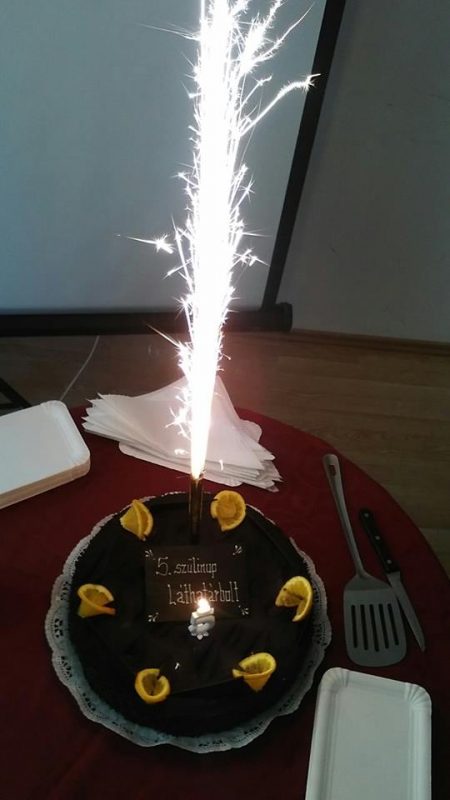 A képen a Láthatár Bolt szülinapi tortája látható