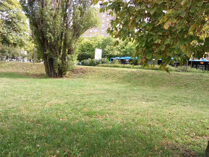 A képen az látható, hogy a park kialakításakor felhalmozódott földből egy zajfogó dombot építettek a főút felé