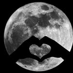 A Hold sápadt-szürke kráteres arcát látjuk a sötét égen. Előtte két kéz árnyéka, az összeillesztett ujjak egy szívet formáznak.
