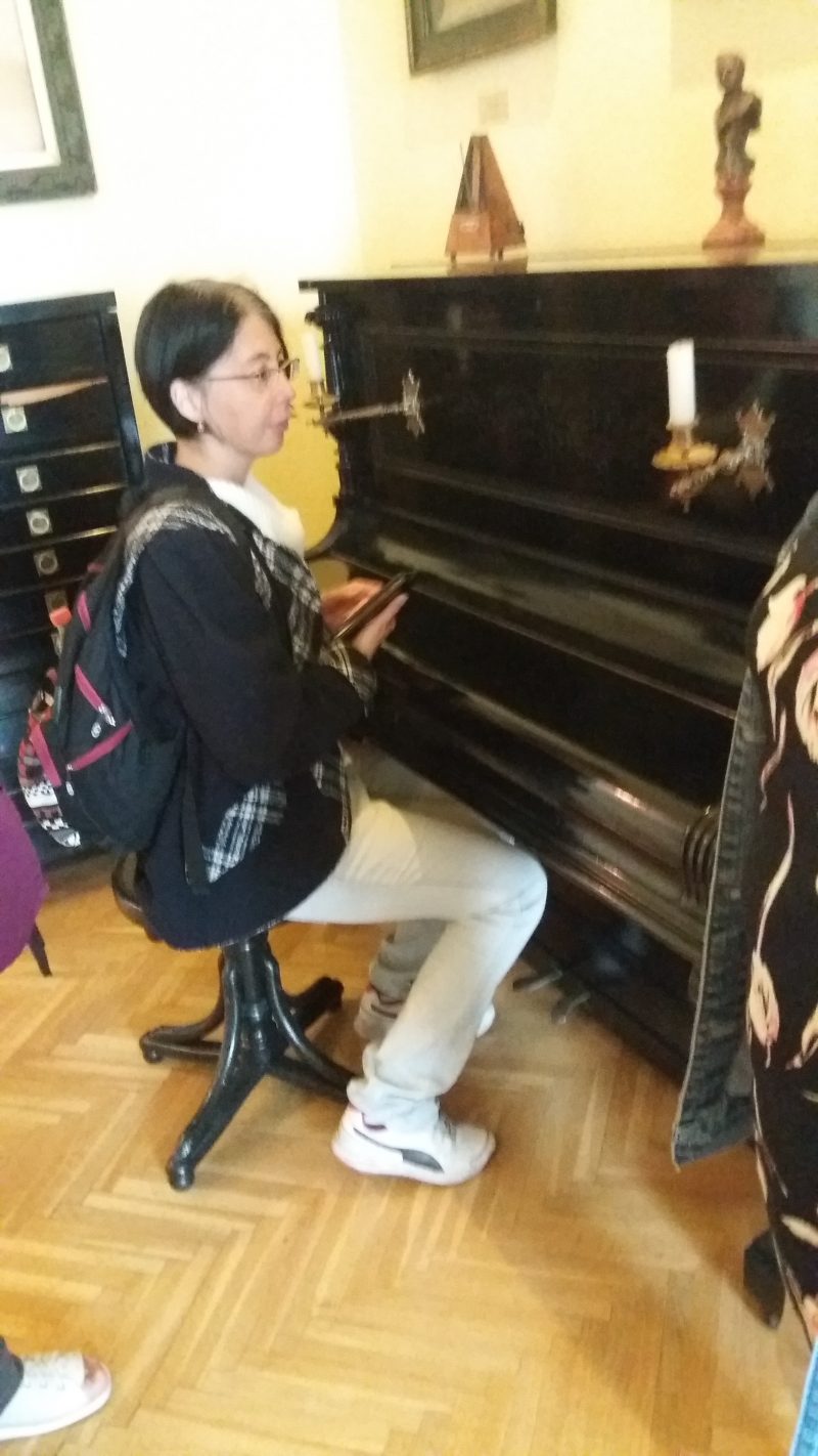 A képen: Erika ül egy zongora elött