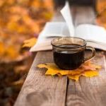 Fekete-csütörtök - A budapesti kávéházak története - a képen egy csésze kávé látható őszi hangulatban