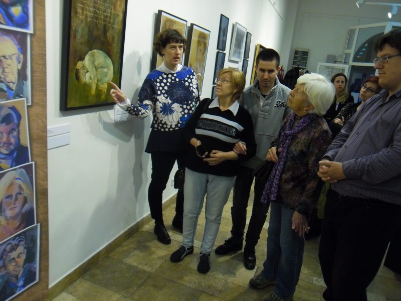 Mohay Orsolya narrál egy képet a látogatóknak