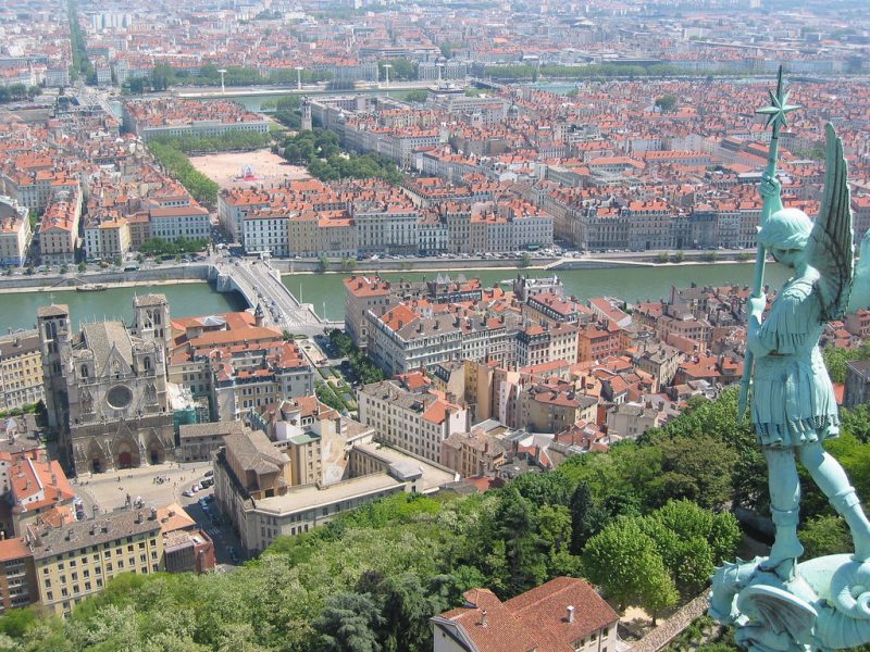 A képen Lyon látképe látható a hegyről, mintha Budapestet a Gellért-hegy tetejéről néznénk, csak több a híd
