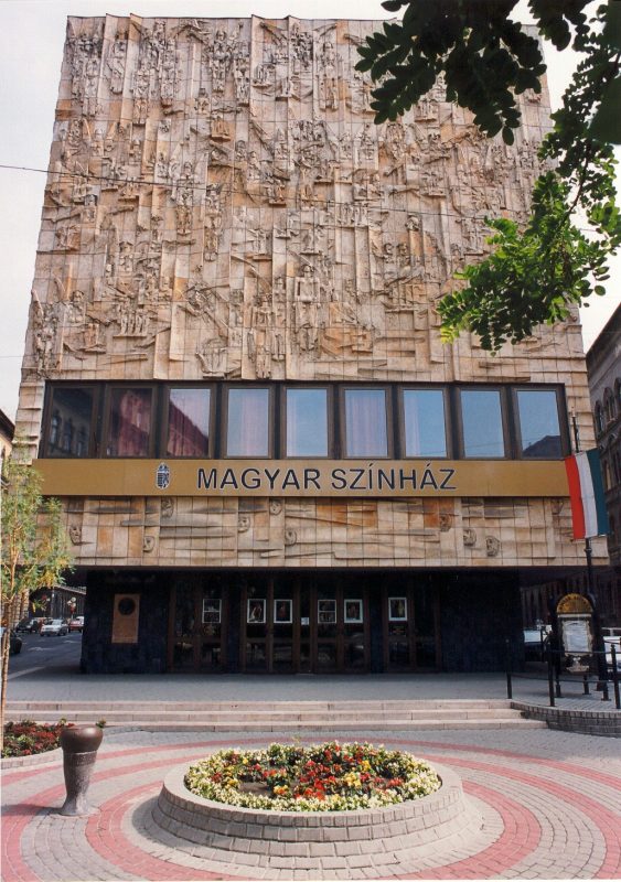 A színház főbejárata látható a képen