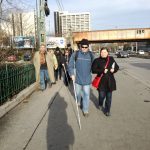 A képen a fehérbotos tesztelőkből és a szervezőkből álló sétacsoport tagjai láthatóak a Thököly úton, Zugló vasútállomásnál