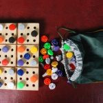 A képen egy másik Braille-játék látható, táblákkal és bábukkal