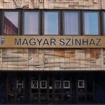 A képen a Pesti Magyar Színház bejárata látható
