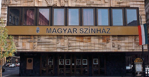 A képen a Pesti Magyar Színház bejárata látható