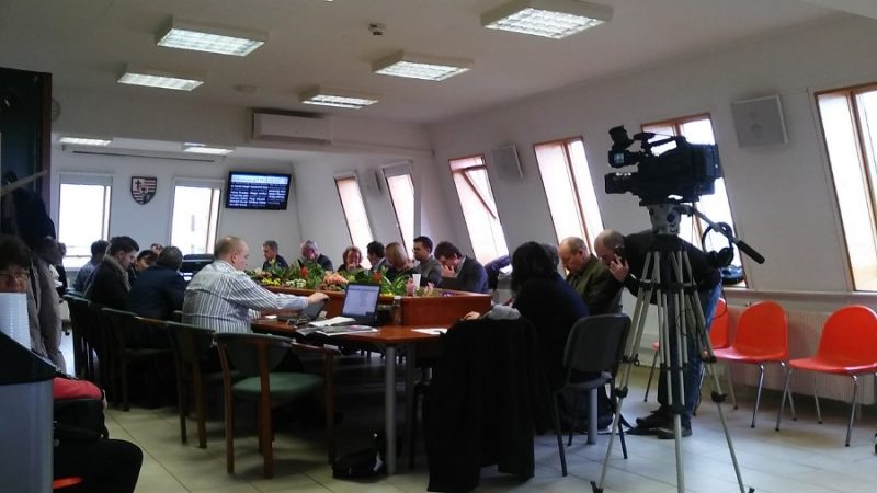A képen a 2018. februári önkormányzati ülés képe látható, ahol a VGYKE támogatásáról döntöttek