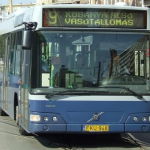A képen egy 9-es busz látható szemből fényképezve