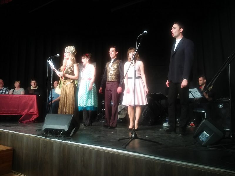 A képen a békásmegyeri előadás szereplői láthatóak a színpadon