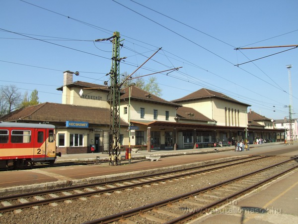 A képen egy magyarországi vasútállomás látható, semmilyen módon nem akadálymentes