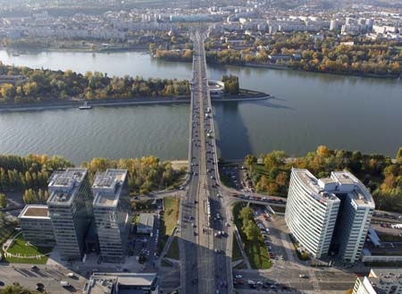 A képen az Árpád híd látható felülnézetből