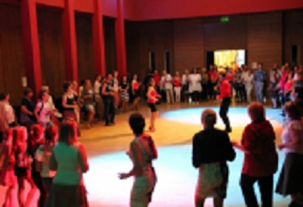 A terézvárosi klubtagok tánca látható a képen