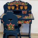 Egy asztal és szék matyó motívumokkal díszítve