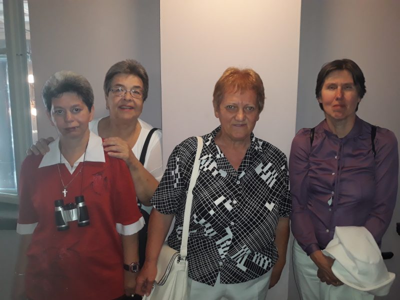 A békási klub színházlátogató csoportja látható a képen
