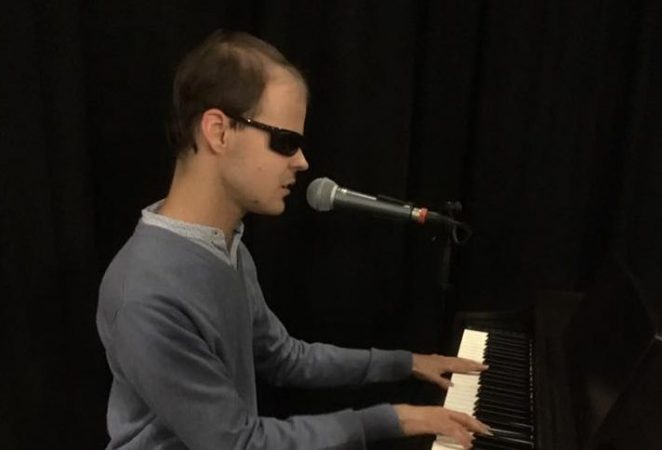 Jánoki Már zongorázik és énekel Terézvárosban a fehér bot napján