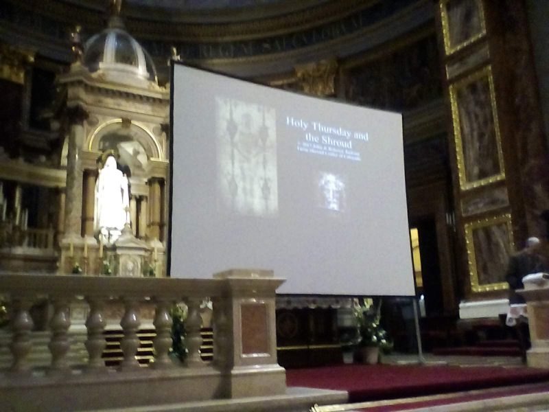 A képen az előadáson használt vetítővászon látható a Szent István Bazilikában