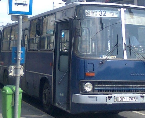 A képen a 32-es busz látható