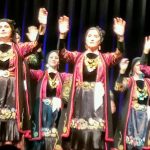 Ellinizmosz görög tánccsoport látható a képen, népviseletbe öltözött táncoló nők