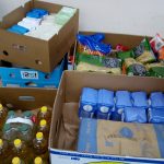 pár doboz látható, közel 100 kg-nyi élelmiszeradománnyal, melyet az élelmiszerbankos gyűjtés keretein belül kaptunk