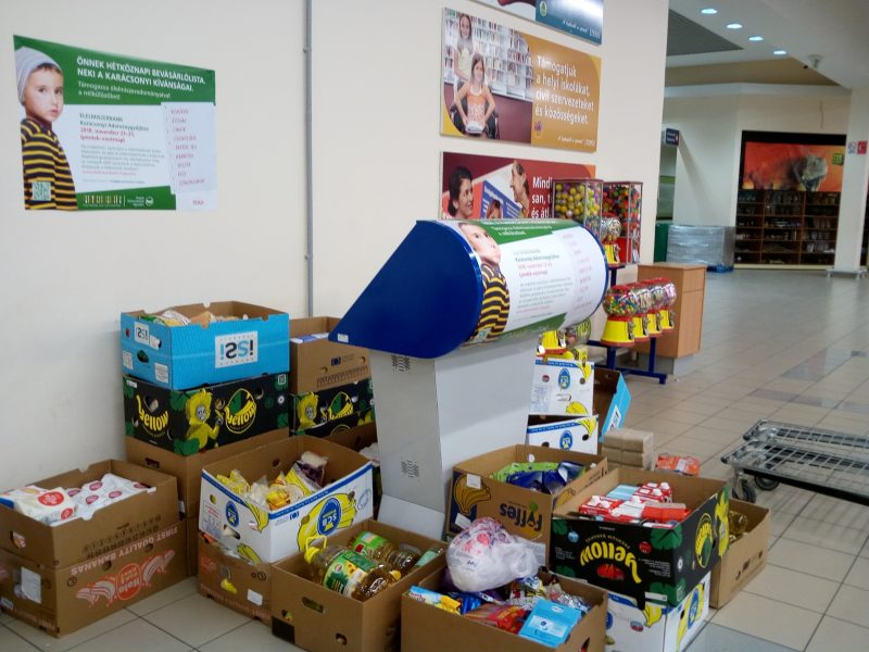 A vasárnapi gyűjtés során kapott 410 kg élelmiszeradomány látható a képen
