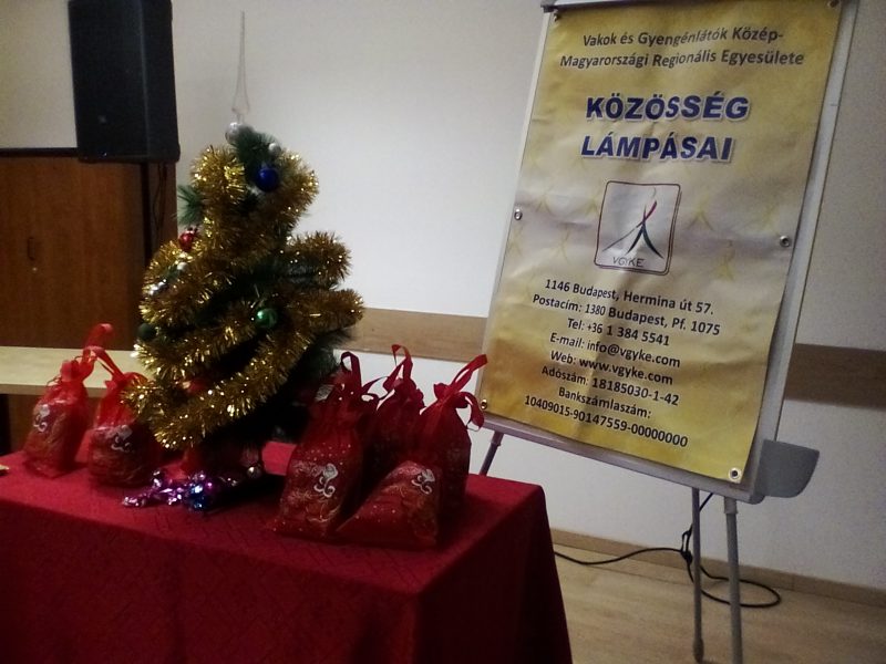 kisméretű karácsonyfa látható a képen, mely a terézvárosi klubtagokat várta decemberben