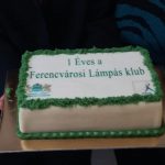 A fotón a születésnapi torta látható: fehér marcipán alapon zöld mintás. Felirata: 1 éves a Ferencvárosi Lámpás Klub.