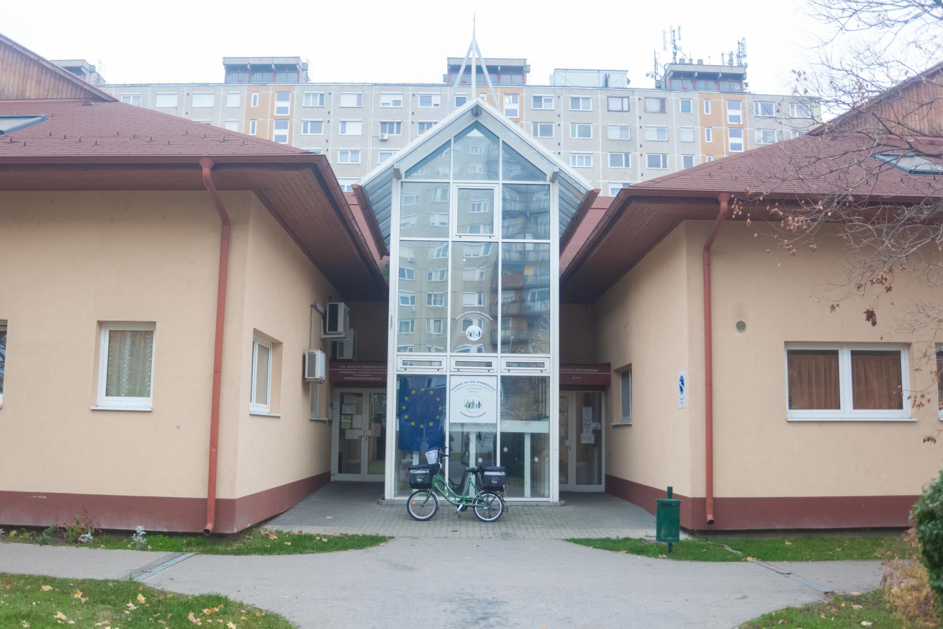 A képen a klubnap helyszíne (Kispesti Szociális Szolgáltató Központ) látható.