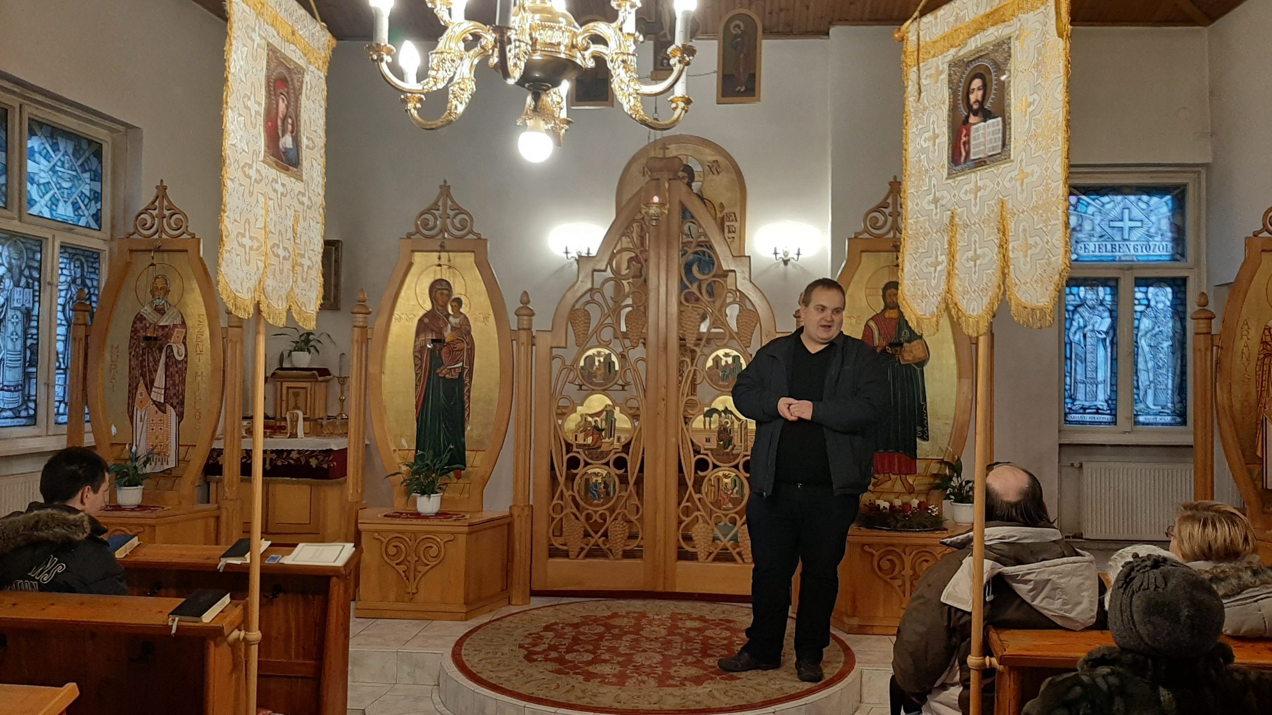 Zuró József parókus az ikonosztáz mellett áll.