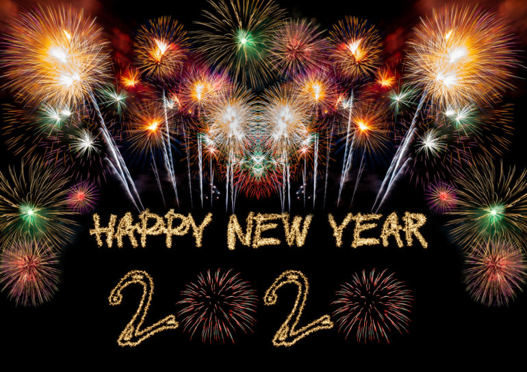 A képen a Happy New Year! 2020 felirat látható, fölötte sárgás színű tűzijáték. Az évszámban a két 0 is tűzijáték.