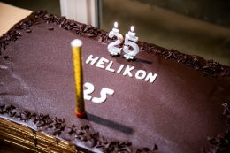 A képen a Helikon Egyesület születésnapi tortája látható.