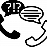 A képen két telefonkagyló sziluettje látható. Amíg a fekete kagyló feletti buborék egy kérdőjelet tartalmaz, addig a fehér kagyló feletti buborék a választ sejteti.