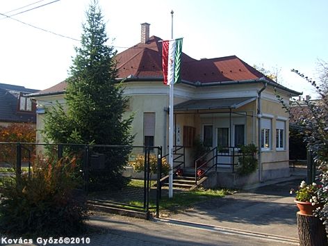 A képen a klubnapok helyszíne, a Rákoshegyi Közösségi Ház látható.